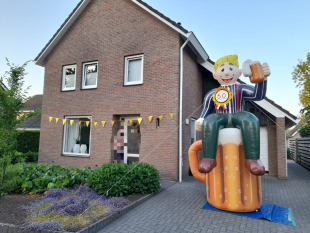 Abraham pop met bierglas